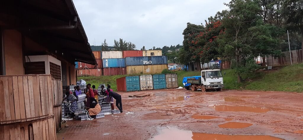 Conteneurs et activités dans un entrepôt à Kigali, photographie d’illustration